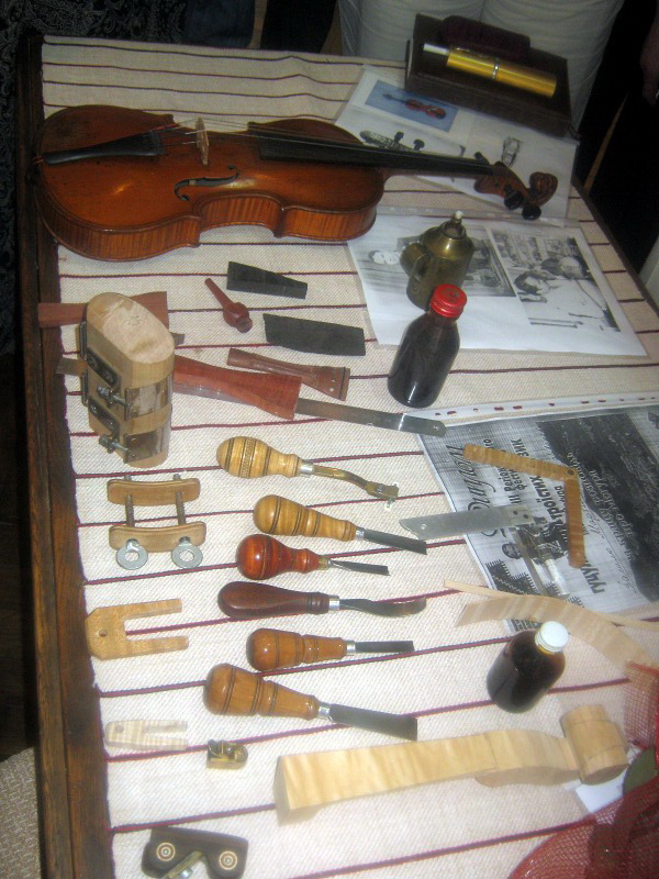 Завдяки цим інструментам та золотим рукам майстра народжується скрипка. Фото надане автором